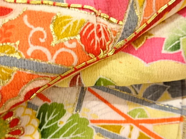 アンティーク 紋錦紗花に御所車模様刺繍着物